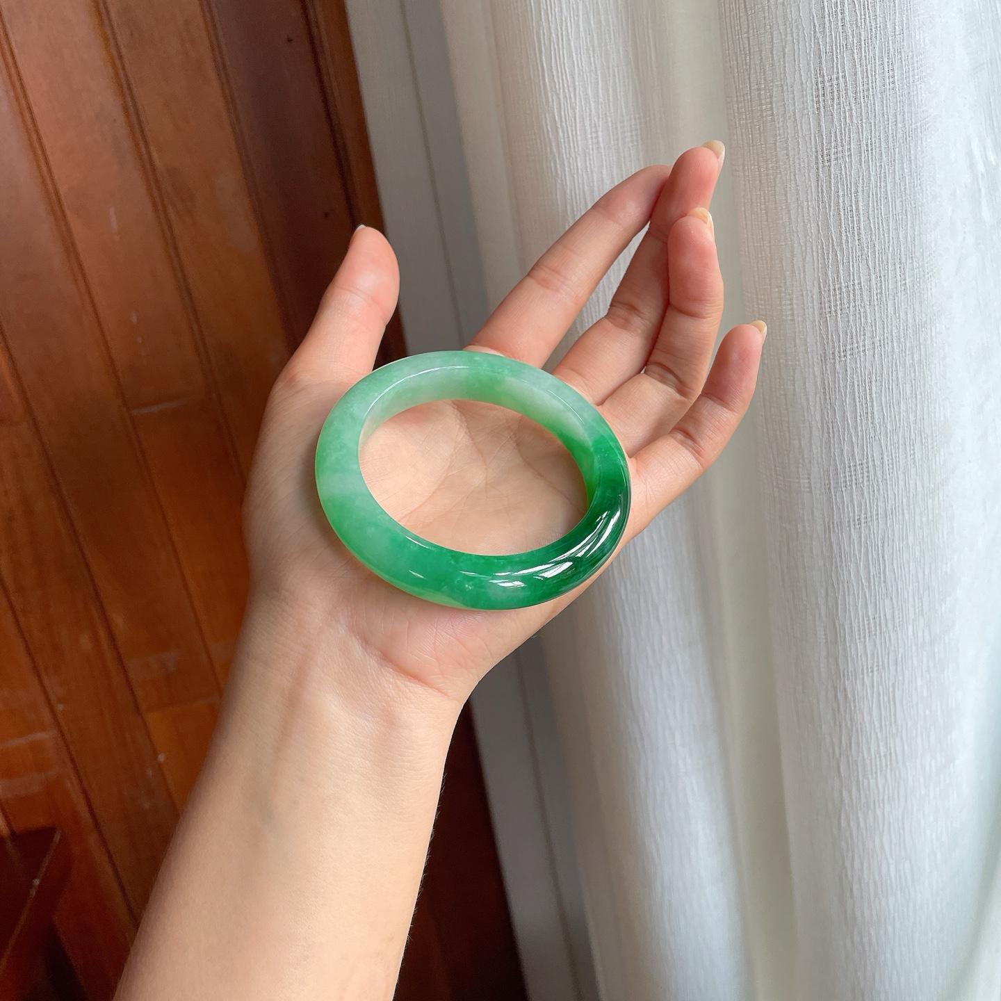 Vòng tay Phỉ Thuý: cách chọn size, màu sắc và chất ngọc