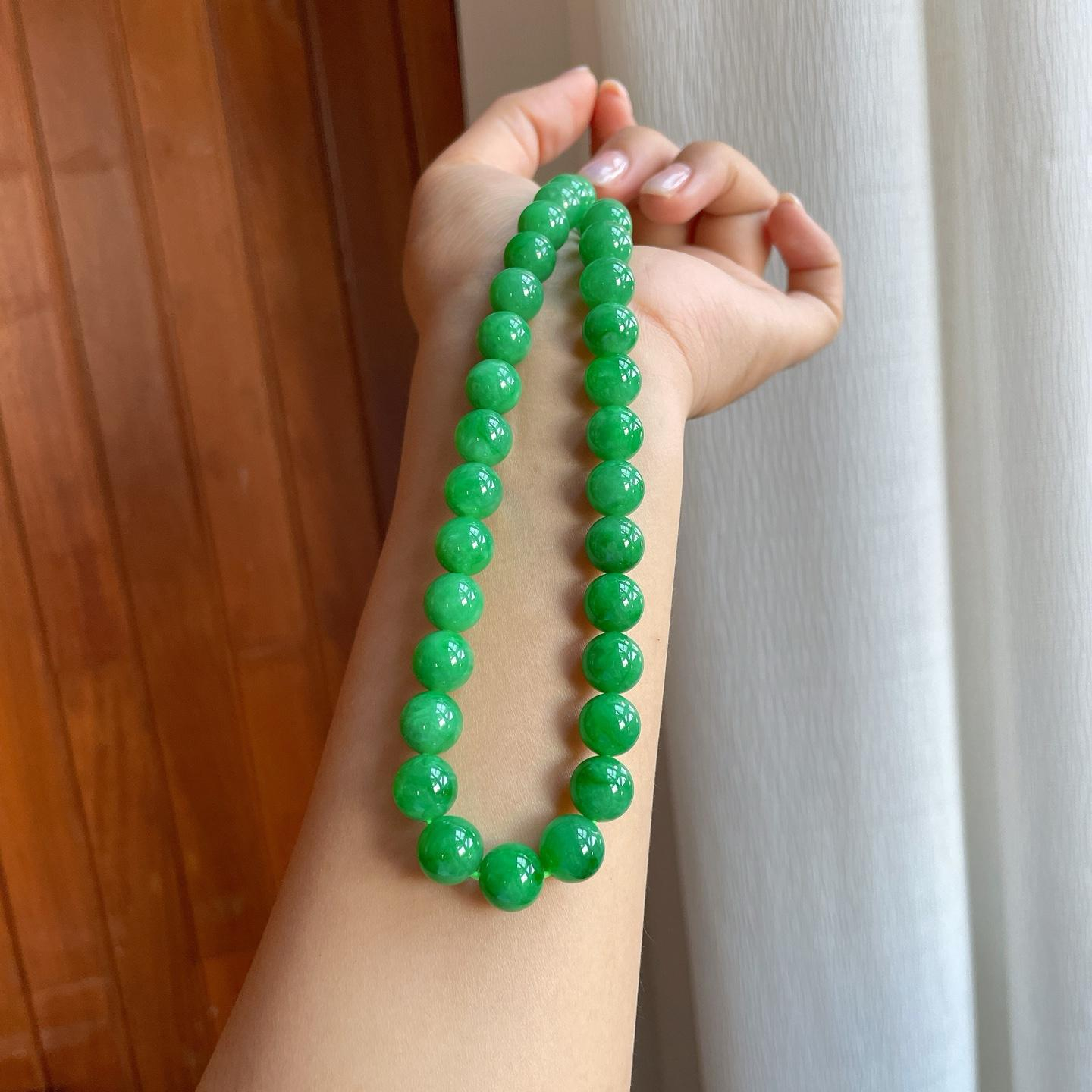 Vòng hạt jadeite có charm cần kiểm tra dây và phụ kiện