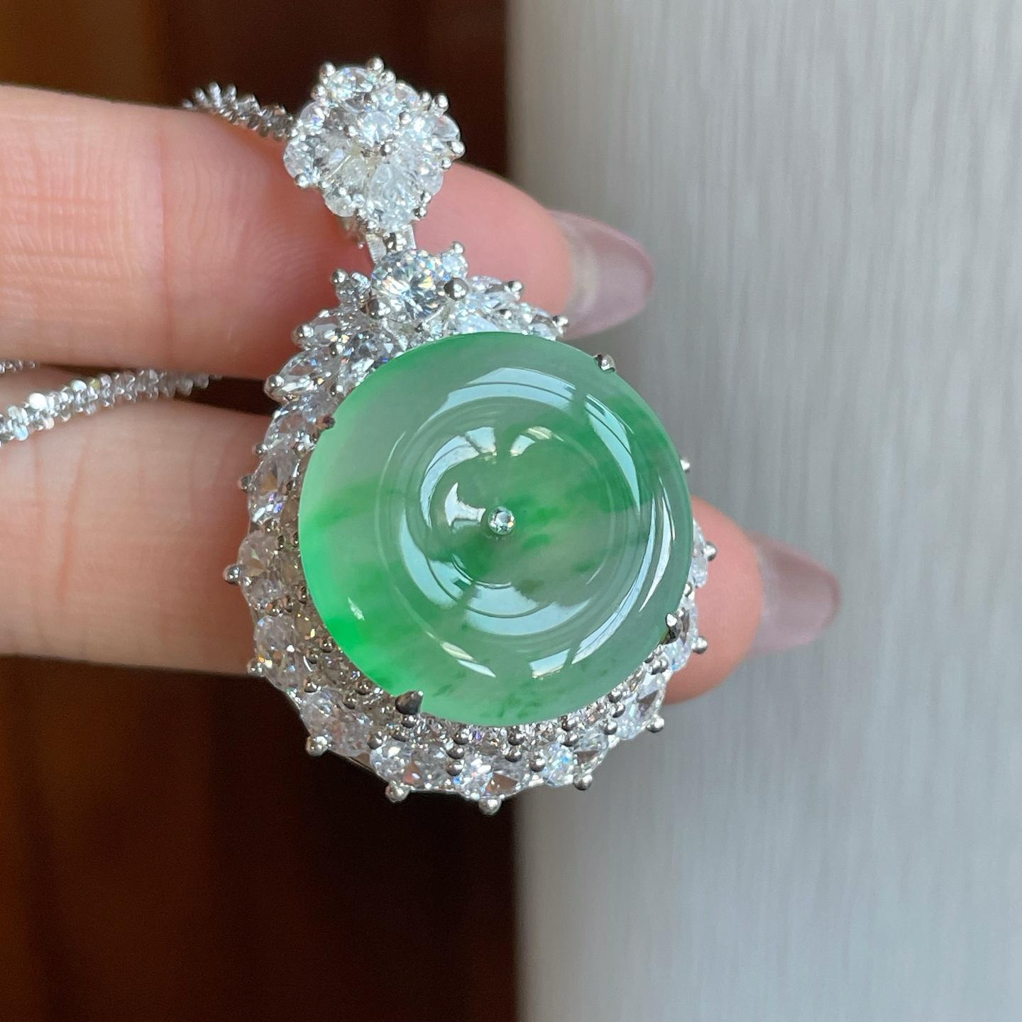 Cách Cách Phỉ Thúy jadeite