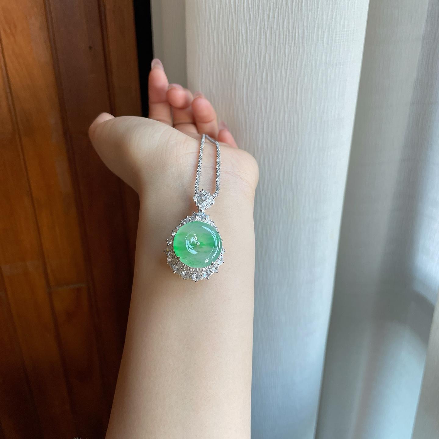 Cách Cách Phỉ Thúy jadeite