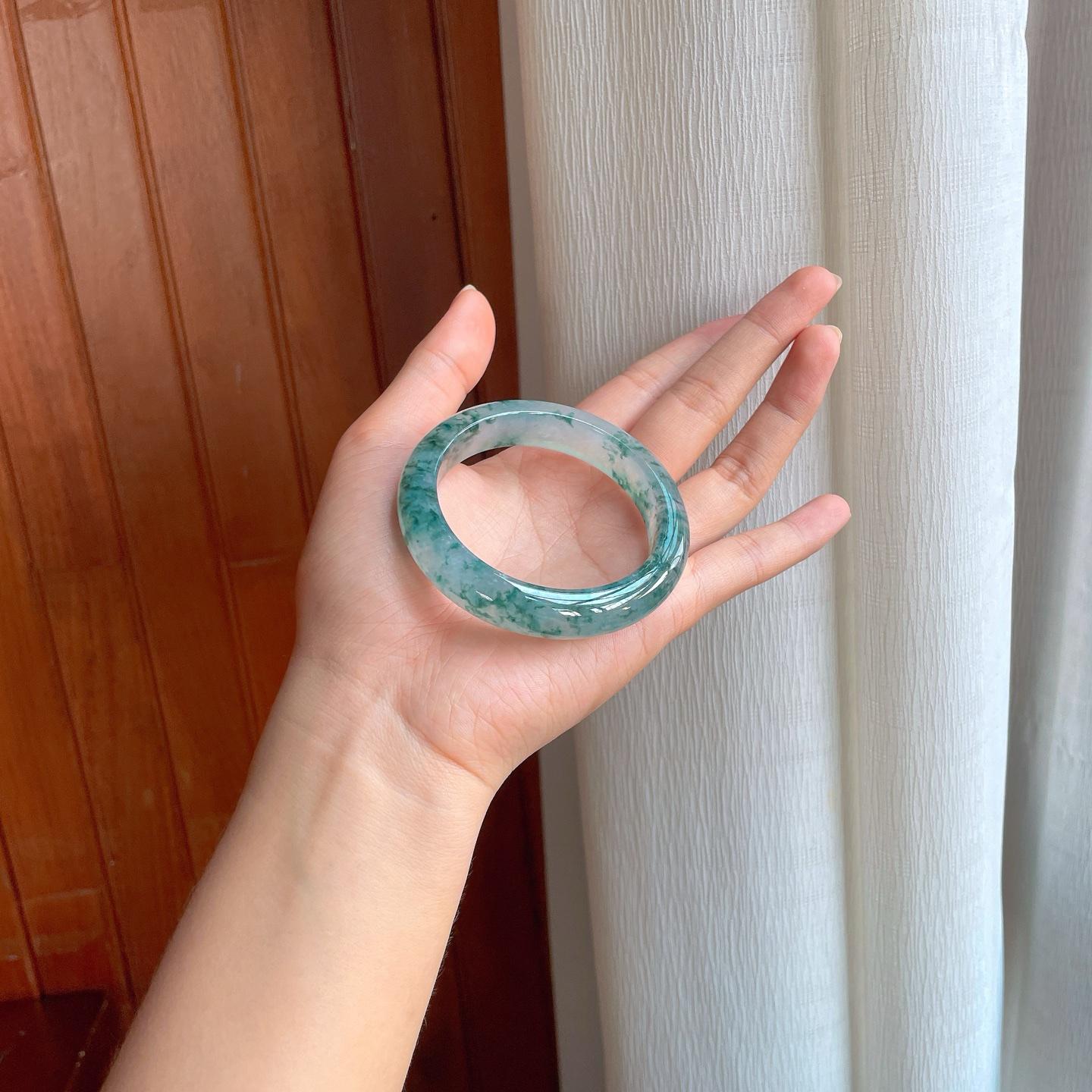 Tại sao phụ nữ nên đeo vòng tay Phỉ Thuý? Bí mật phong thuỷ và sức khoẻ | Cách Cách Phỉ Thuý