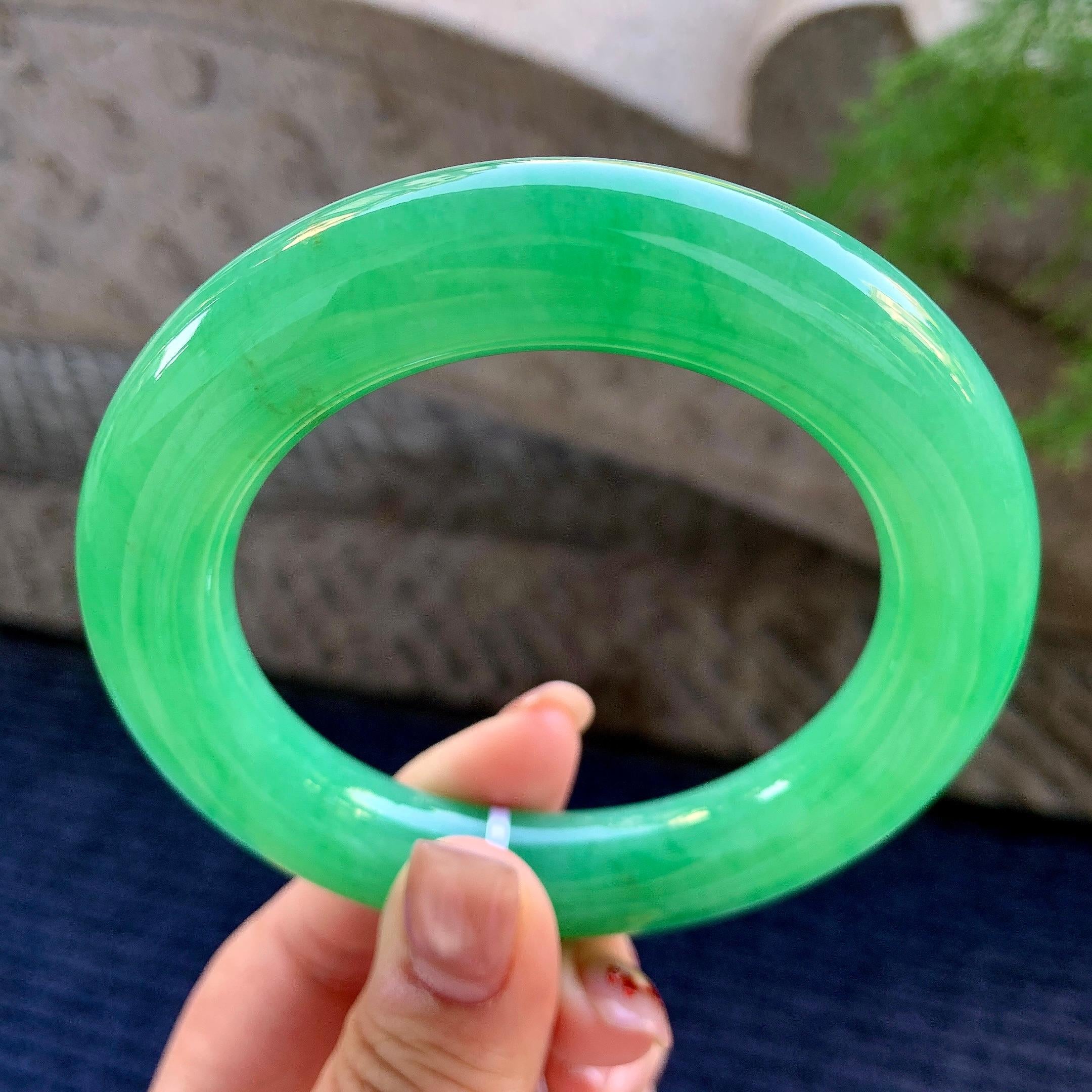 Đeo vòng Phỉ Thuý tay nào để thu hút năng lượng tốt: hướng dẫn đúng phong thuỷ | Cách Cách Phỉ Thuý