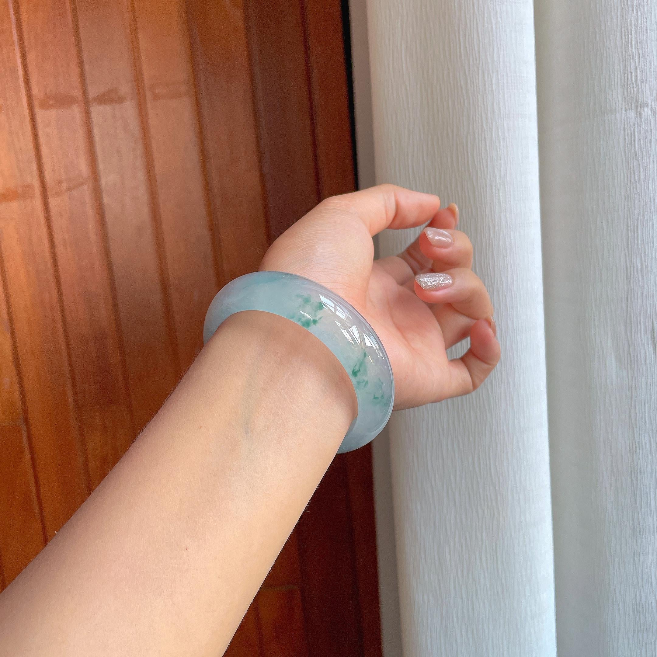 Chi tiết bản vòng rộng và vân phiêu lam hoa