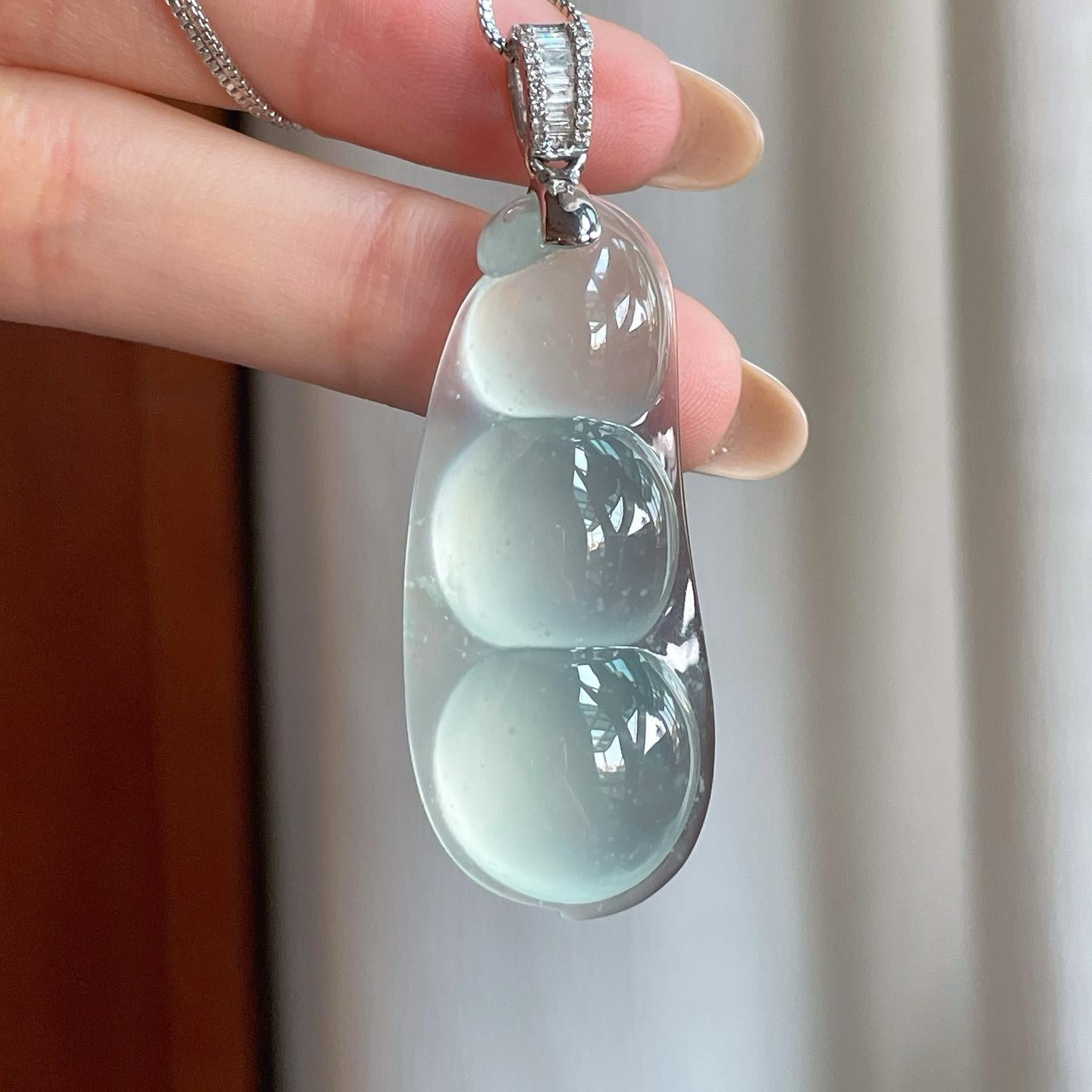 Ý nghĩa phong thuỷ của mặt dây chuyền đậu bốn mùa jadeite | Cách Cách Phỉ Thuý