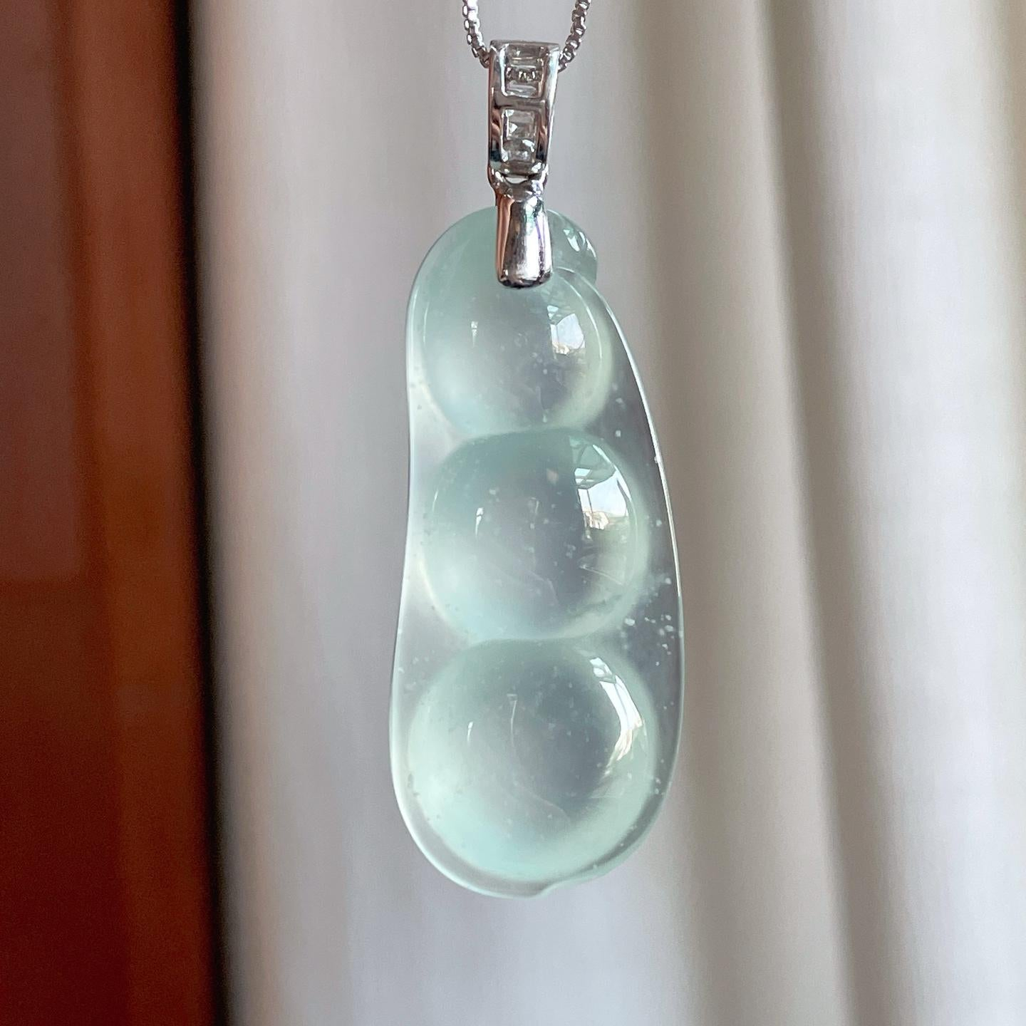 Chi tiết mặt dây chuyền phúc đậu jadeite 18K