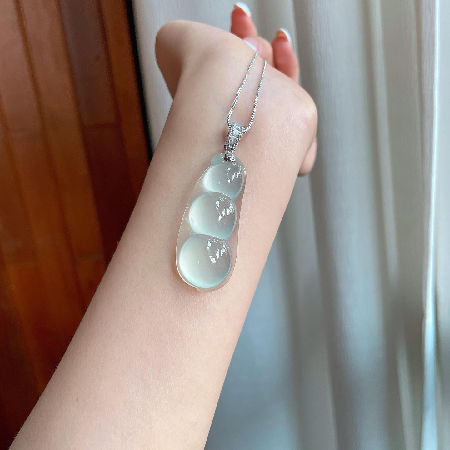 Mặt dây chuyền đậu bốn mùa jadeite cho khách Việt