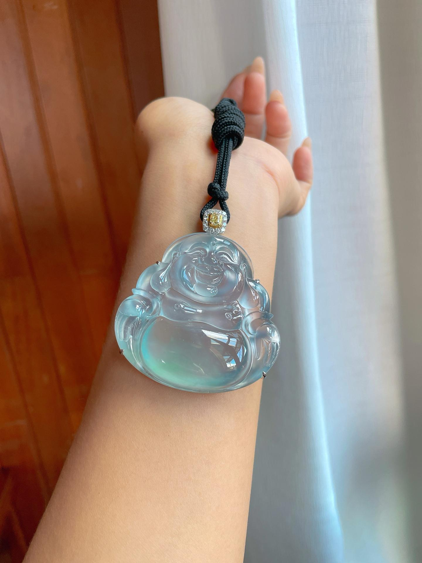 Mặt dây chuyền Phật ngọc jadeite xanh lam cho khách Việt